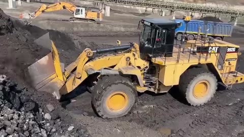 Caterpillar 992G Wheel Loader Loading Coal On Trucks - Sotiriadis_Labrianidis Mining Works