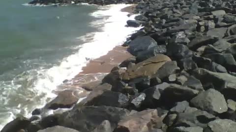Filming the ocean waves from above, it hit the rocks, very beautiful [Nature & Animals]