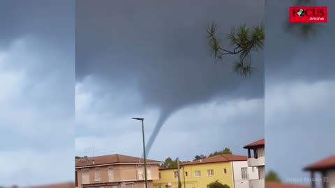 Augenzeugen filmen riesigen Tornado über Gardasee