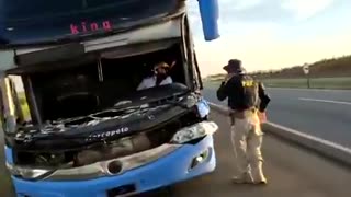 Motorista usa capacete para viajar com ônibus sem para-brisa após acidente