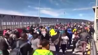 El Paso Descends Into Chaos As Hundreds Rush The Border