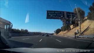 Trailer tranportando 6 Teslas es forzado a salir de la autopista