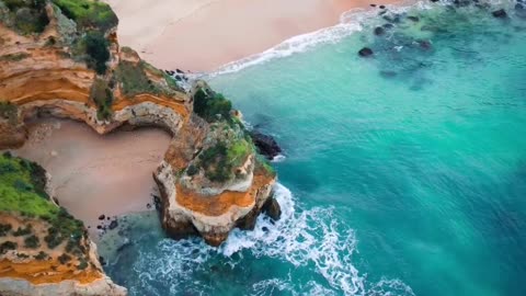 Algarve, Portugal 📍🌊 Name a better beach 🥰😍