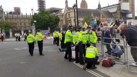 POLICE ARREST EXTINCTION REBELLION PARLIAMENT SQUARE LONDON 09/09/2020