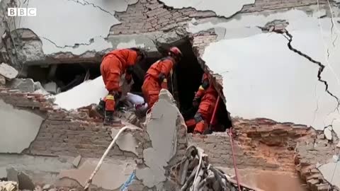 China earthquake_ Hundreds stranded or missing after 6.8 magnitude quake - BBC News片段