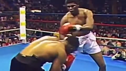 Mike Tyson vs Donovan Ruddock (1991)😲😲😲: the seventh round of their rematch