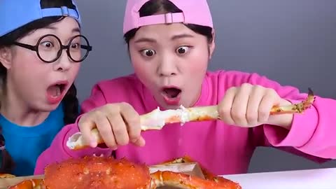 DONA and friend Giant King Crab Mukbang_Cut