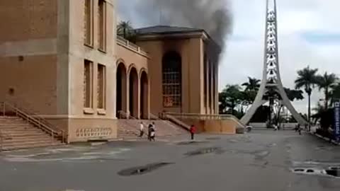 Incêndio atinge parte do Santuário Nacional de Aparecida