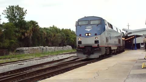 FLORIDAS LONGEST PASSENGER TRAIN AMTRAK AUTO TRAIN LEAVES STATION!!