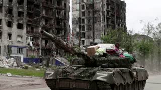 Ukrainian spots her belongings on Russian tank