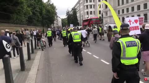 JUST IN Large crowd attend ‘freedom’ protest in London