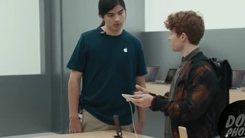 Sumsung makes fun of the apple notch