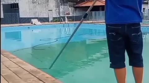 Como limpar uma piscina verde