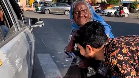 This 89 year lady selling pen 😥😥😥😥