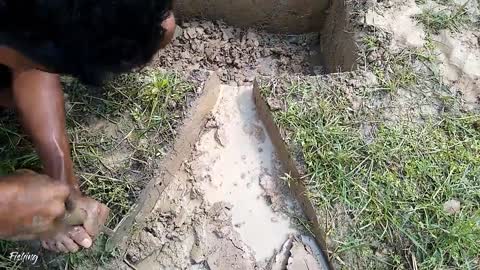 Amazing Hole Fish Trap- Smart Boy Build Fish Trap By Muddy soil ..