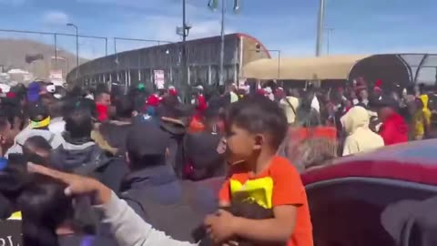 Migrant group trying to rush Paso Del Norte bridge in El Paso attempt to get into US