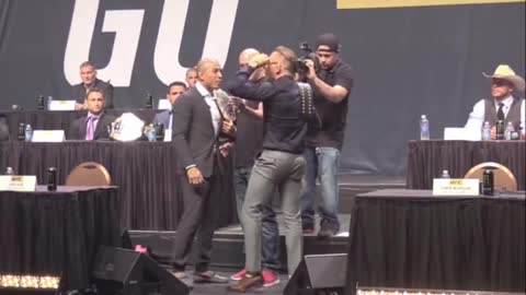 Mcgregor* Head Pushed* Jose Aldo Brutly