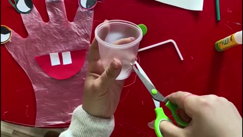 Si të bëjmë një përbindësh të lezetshëm me doreza plastike | Satisfying craft 😄