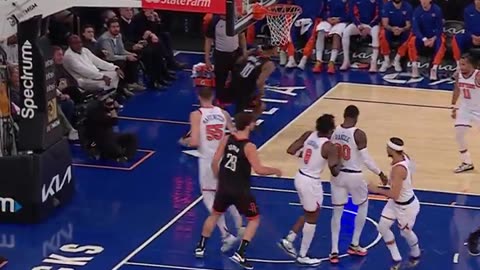 NBA - Jabari Smith Jr. drives to the rim for the emphatic poster 😲 Rockets-Knicks