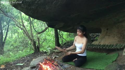 The girl alone build a shelter in a rock cave - Cooking survival,bushcraft