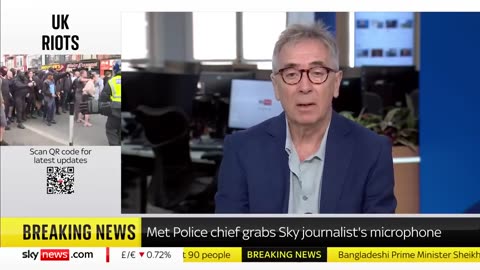 Met Police chief grabs Sky journalist's microphone after COBRA meeting