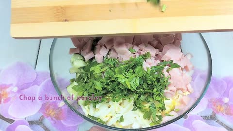 Recipe for summer salad with Chinese cabbage and sour cream dressing