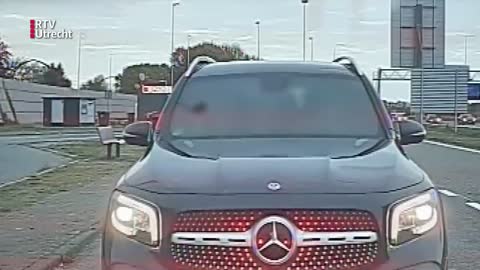 Verkeerspolitie: Mercedes rijdt 200 kilometer per uur op de snelweg!
