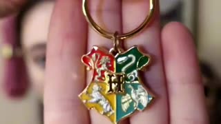 Quick Look: Newly RETIRED Hogwarts Crest Keychain By Noble collection #wizardingworld #harrypotter