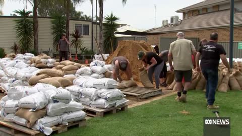 Thousands of sandbags lined-up as locals get ready for major flooding _ ABC News