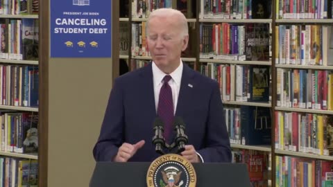 Biden struggles to read the words on the giant teleprompter