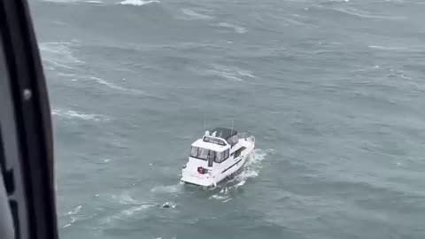 Massive wave wipes out boat during Coast Guard rescue