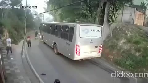 BUSLOAD OF GOOD SAMARITANS DELIVER BEATDOWN ON ASSAILANT