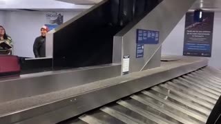Baggage Claim Conveyor Appears to Malfunction at Chicago Airport