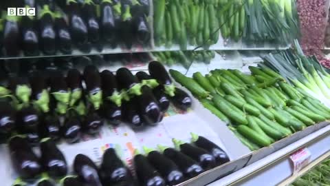 Restaurants and supermarkets face fines for food waste in Spain – BBC News