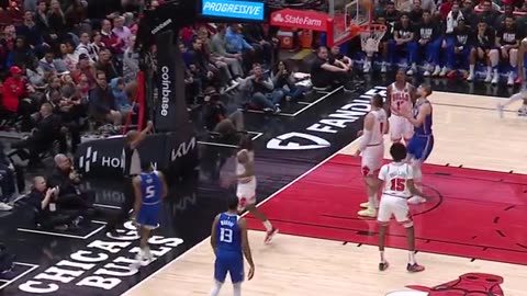 NBA - De'Aaron Fox SOMEHOW connects on the and-1 😲 Kings-Bulls