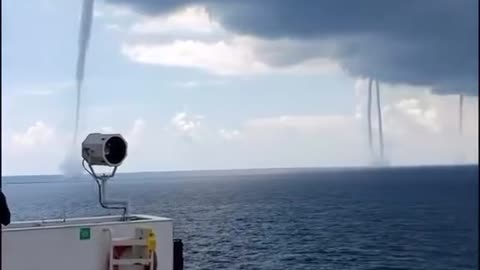 Five water spout captured in the Gulf of Mexico. 😳 Looks unreal.