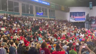 Enorme folla inneggia a Trump USA