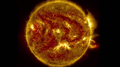 Arching Eruption: NASA's Mesmerizing Solar Phenomenon 🌞🌌