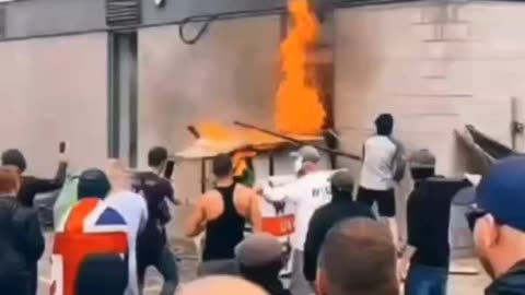 I manifestanti britannici stanno bruciando l'hotel Holiday Inn