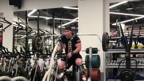Dude Displays Amazing Workout Skills At The Gym