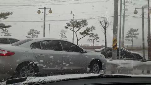 This is a video of heavy snow seen from inside the car.