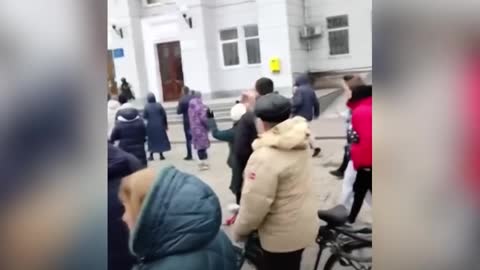 “Go home!” Ukrainians confront Russian soldiers in southern city