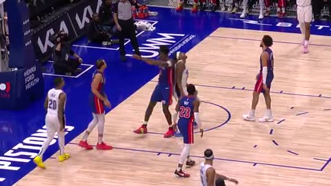 NBA - Wendell Carter Jr. somehow gets this circus shot to go 👀 Magic-Pistons