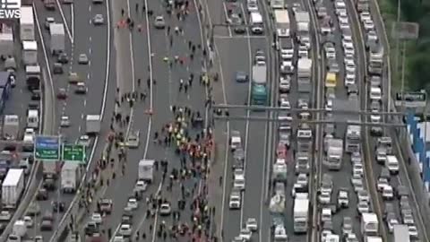 Groups of construction workers protesting against force vaccines by blocking highway in Melbourne