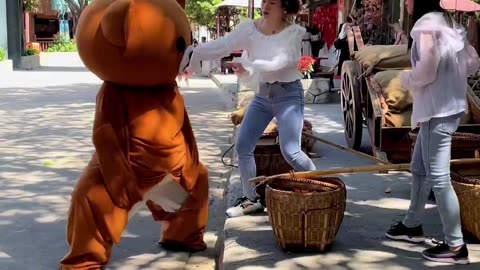 Brown bear enters the amusement park to poke fun part 110