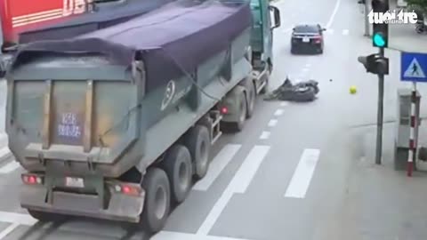 Camera ghi cảnh người phụ nữ bị ô tô vượt ẩu hất vào đầu xe tải, thoát nạn thần kỳ