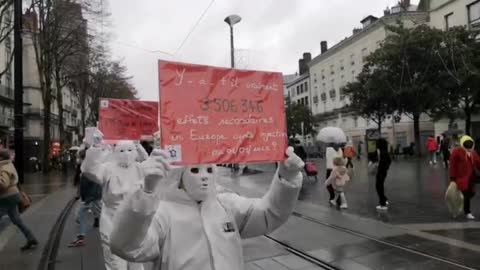 Les Masques Blancs Nantes Action Pancartes le 8 janvier 2022