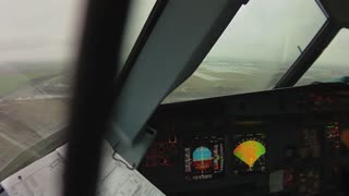How To Fight turbulence and crosswind In Plane While landing