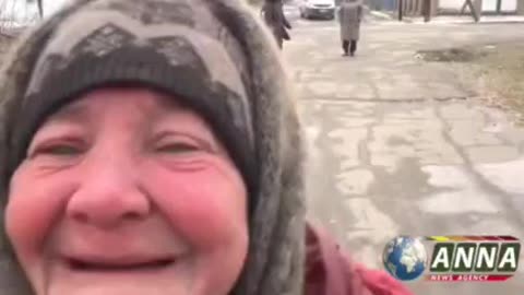 Mariupol emerges from the siege. Woman greets journalist and Russian soldier