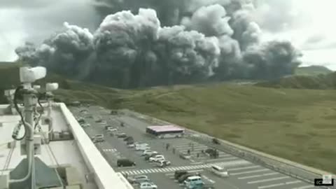20-10-2021 - Immagini incredibili: Giappone, il Monte Aso esplode con incredibile violenza.